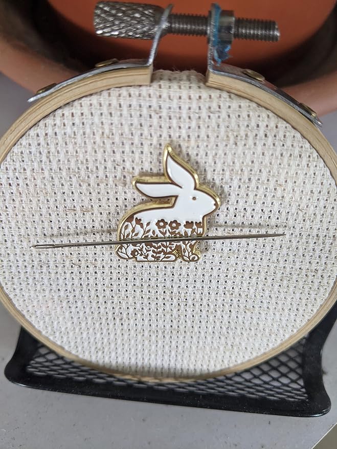 Golden Rabbit Needle Minder