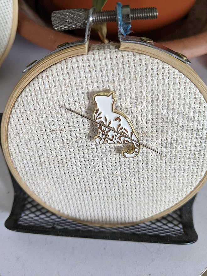 Golden Cat Needle Minder