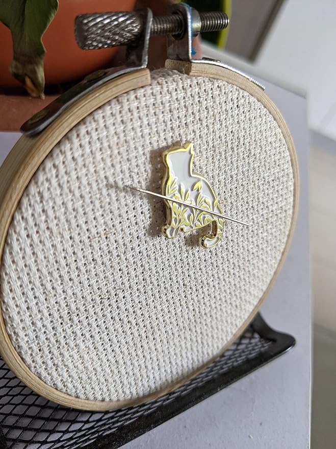 Golden Cat Needle Minder