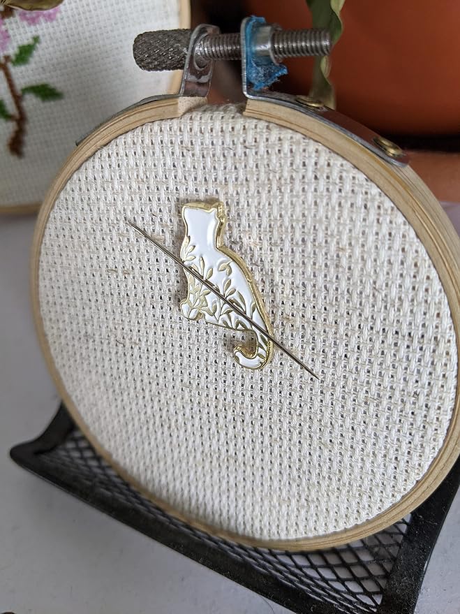 Golden Cat Needle Minder