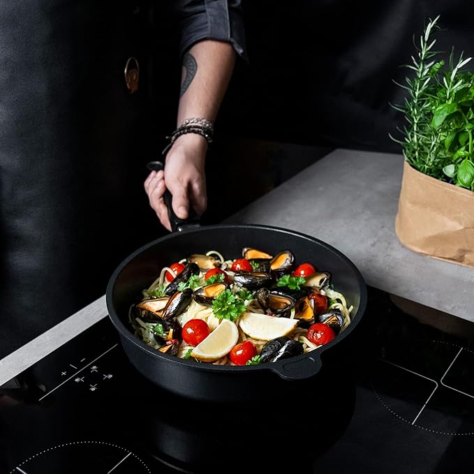 AMT Gastroguss The World´S [.] Casserole Frying pan for Induction, Diameter 24 cm, Height 7 cm, die-cast Aluminium, Lotan® Non-Stick Coating for Fat-Free-Frying, AMZN-I-724-US
