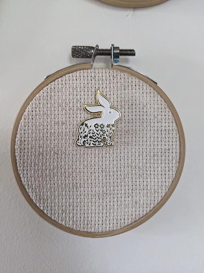 Golden Rabbit Needle Minder