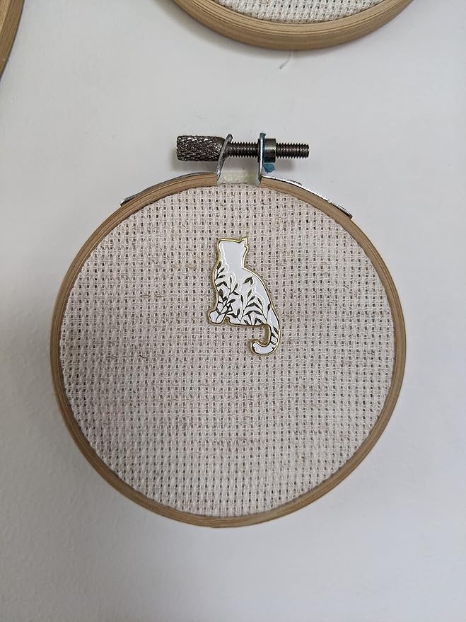Golden Cat Needle Minder