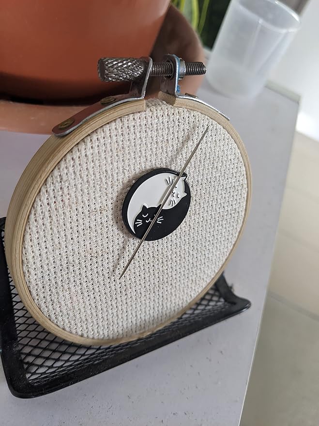 Yin Yang Cat Needle Minder