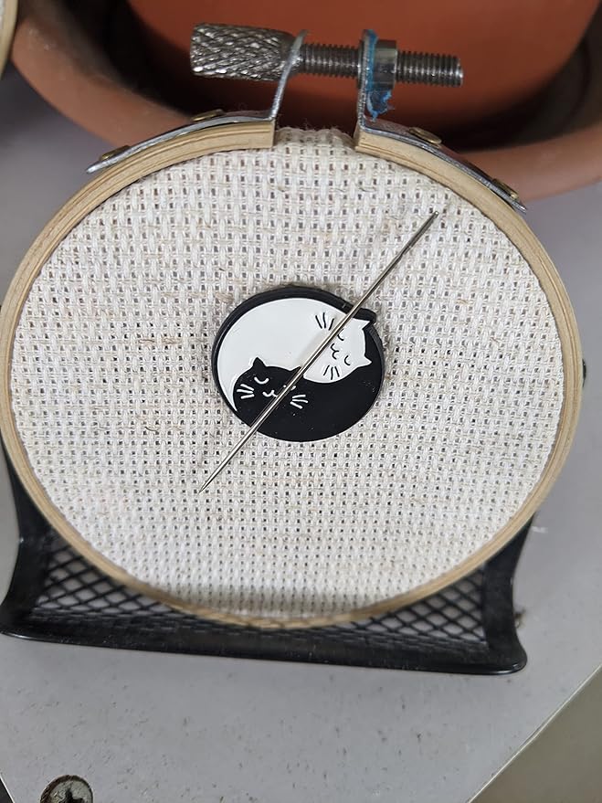 Yin Yang Cat Needle Minder