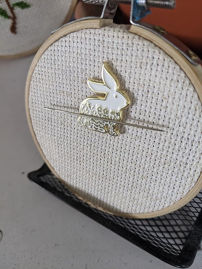 Golden Rabbit Needle Minder